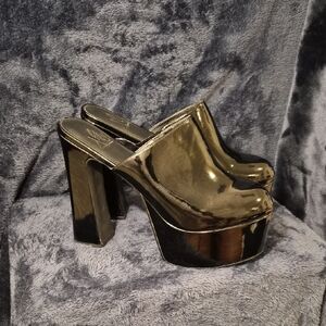YRU Shiny Gold Platform Clogs